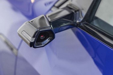 Virtuelle sidespejle koster 18.000 kr. ekstra. Selvom de har fordele ved kørsel i mørke, blev vi aldrig gode venner med dem. De fleste kommentarer fra forbipasserende udtrykte heller ikke begejstring for designet af disse stilke, der erstatter spejlene.