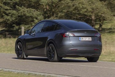 Model Y er en SUV-lignende bilmodel med en stor tophængslet bagklap og god plads i kabinen. Der står hverken Tesla eller Model Y på bilen, i stedet er der blot et Tesla-logo på bagklappen.