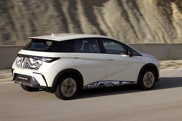 Designet af BYD Dolphin er nydeligt med et tydeligt rudeareal hele vejen rundt. Bagklappen er tophængslet. Bilerne er ikke endelige produktionsbiler – derfor maskeringen.