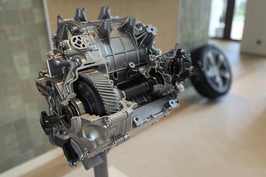 Den forreste elmotor har fået en frakoblingsordning, så motoren gør mindre modstand, når den ikke bruges – til gavn for rækkevidden.