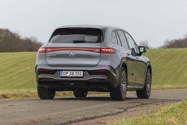 Den store EQS SUV har baglygter i flot LED-design, der løber i hele bilens bredde. Bagklappen åbner helt oppe under taget, og der er vinduesvisker på bagruden.