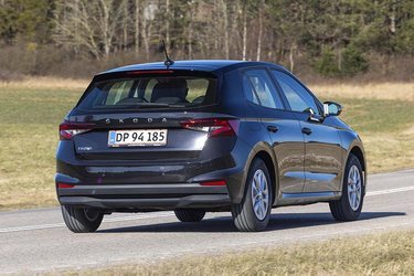 Den fjerde generation af Fabia er næsten vokset en klasse i forhold til plads, komfort, luksus og udstyrsmuligheder. Det mærkes tydeligt, at Skoda bevæger sig væk fra rollen som klassens billige bil. 