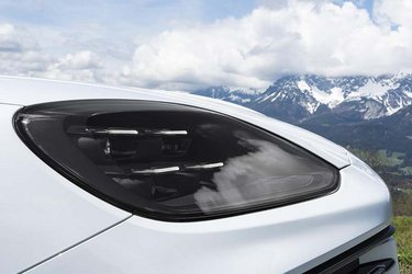 Matrix LED-forlygter er nu standard i Cayenne, men man kan tilkøbe disse HD Matrix-lygter med 32.000 pixels per forlygte. Dermed kan lyskeglen reguleres blandt mere end 1.000 muligheder alt efter kørestilen. De koster 33.000 kr. ekstra.