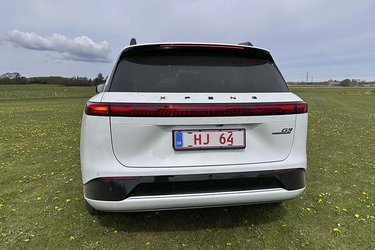 Baglygterne løber i hele bilens bredde, og oven over dem står XPENG med sorte bogstaver. En bagrudevisker er skjult under spoileren.