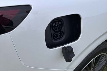 Ladestikket er placeret ved højre baghjul. Det kører elektrisk til side og giver adgang til 11 kW-opladning hjemme eller op til 300 kW på farten, hvis man kan finde en tilpas effektiv 800 volt-lader. Alle andre ladere kan dog også bruges, men så bliver hastigheden noget mindre.