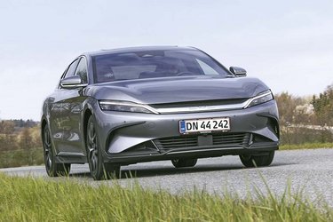 BYD Han er en elektrisk sedan, der størrelsesmæssigt placerer sig mellem en Tesla Model 3 og en Model S. Den koster 610.000 kr.