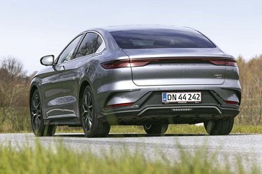 Navnet BYD står for Build Your Dreams, og er man i tvivl, så står det med store bogstaver hen over bagklappen. Designet er i øvrigt meget moderne.