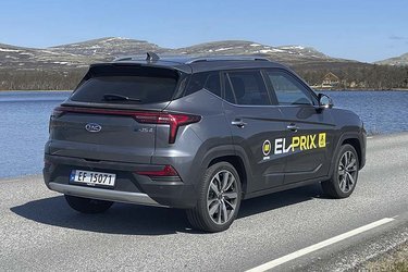 Formen er klassisk SUV, så du får lidt høje skærmkanter, høj læssehøjde til bagagerummet og en kantet designstil, der tenderer til det anonyme. 
