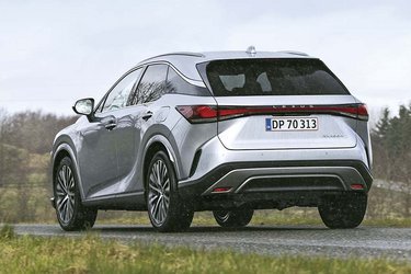 Lexus har generelt et elegant design. Det er enkelt og skjuler på afstand, hvor stor bilen egentlig er. 