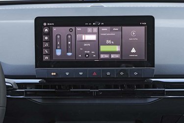 Skærmen har en fin størrelse, men menustrukturen kræver lidt tilvænning før man fanger logikken. Der er Android Auto og Apple CarPlay med kabel. 
