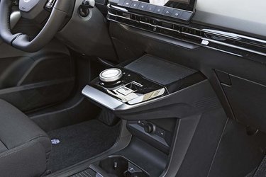 Teoretisk set betjenes MG 4 som en Tesla, men den er meget langsom til at starte, så ofte vil den først sættes i gear efter noget tid.