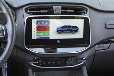 Den lille skærm i midten indeholder de fleste betjeningsmuligheder, men selve klimaanlægget styres dog fra et separat panel under skærmen. Alle menuer er på engelsk, men der er mulighed for bl.a. Apple CarPlay.