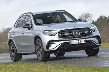 GLC-modellen er netop blevet opdateret, og i plugin-hybriden er batteriet vokset til 31 kWh. Det giver en officiel rækkevidde på 127 km, hvor vi målte den til 96 km ved blandet kørsel. 