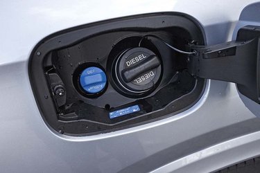 Moderne dieselmotorer bruger AdBlue-tilsætning for at minimere miljøbelastningen. Påfyldningsstudsen er nemt placeret ved tankdækslet, så man let kan supplere, hvis der bliver behov for det mellem service. 