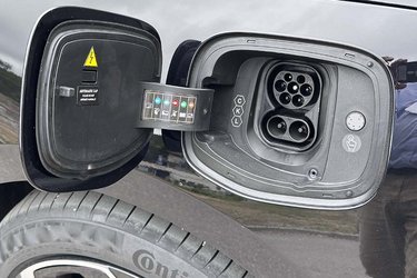 Ladestikket er placeret ved venstre baghjul, og klappen vipper elektrisk ud. Der er ingen gummipropper, der skal rodes med, og hjemme lader bilen med op til 22 kW og på farten med op til 200 kW.