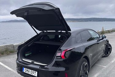Bagklappen åbner højt og giver meget fin adgang til det store bagagerum på 539 liter. Bilen må i øvrigt trække op til 2.000 kg.