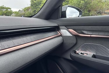 Instrumentbord og døre mødes flot i en symfoni af materialer, man kan blive ved med at nyde. Det er Yamaha, der leverer højttalere til bilen.