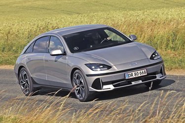 Ioniq 6 er nærmere mandel- end dråbeformet. Og det er med til at give bilen et lavt energiforbrug. Den er også første elektriske Hyundai med adaptive LED-forlygter. 