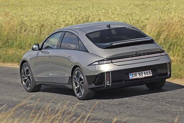Designet er ikke helt så ikonisk som SUV-modellen Ioniq 5, men sedanen skiller sig alligevel ud i trafikken med den dobbelte hækspoiler. 