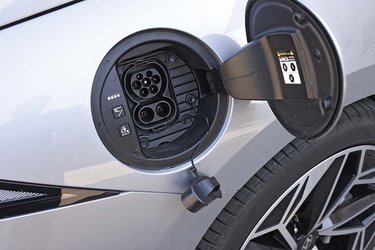 En kæmpe styrke ved Ioniq 5 og 6 er ladekapaciteten. Igen målte vi rekordkraftig ladning og fik i en af vores målinger 50 kWh på på blot 15 minutter. Den lader så hurtigt, at du sjældent vil lade meget længere. Det kan bedre svare sig at holde et ladestop senere, hvis du skal køre langt. 