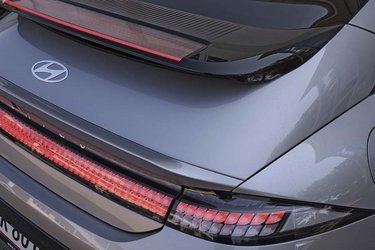 Bemærk lyset på den øverste hækspoiler, det er et stort, rødt LED-lys. Bagfra ser man blot en smal skarp kant, men oppefra giver de bilen mere karakter i gadebilledet.