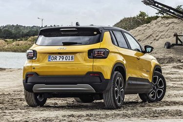 I Danmark sælges Jeep Avenger kun som elbil, men den findes også som benzinbil på andre markeder. Det lille „e“ på bagklappen fortæller, at dette er eludgaven. Her er den vist i tofarvet lakering, der koster 11.500 kr. ekstra.