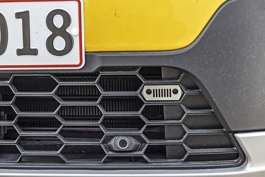 En traditionel Jeep-front med køleriller af afbilledet på elbilens front. En af mange hyggelige gimmicks på bilen.