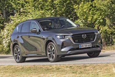 Mazda CX-60 er en stor og kraftfuld SUV i den dyre klasse. Med firehjulstræk, en sekscylindret dieselmotor og stort set alt i udstyr lander prisen på trekvart million kr.