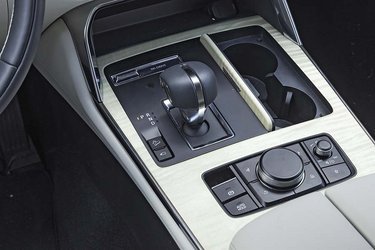 Gearstangen er besværlig og kræver tilvænning, idet den skal flyttes sideværts fra R til P, når man parkerer. Der er fine kopholdere til højre for gearstangen.