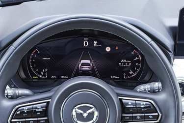Instrumenthuset kan næsten ikke gøres mere tydeligt, og det er rart, når man kører. Til venstre ses omdrejningstælleren, der sjældent kommer meget over 1.500 omdrejninger. Bilen kører officielt 20 km pr. liter, men her klarede vi 5,9 l/100 km, hvilket er lige under de 17 km/l.