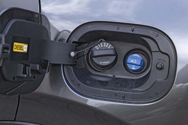 Der skal tankes diesel indimellem mens AdBlue blot skal påfyldes, når bilen beder om det. Dieseltanken er på 58 liter, og det giver en rækkevidde på over 1.000 km. 