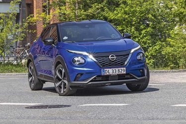 Nissan Juke har fået en typisk Nissan-grill i midten, mens de runde lygtehuse giver bilen sin helt egen identitet. Tofarvet lak er ekstraudstyr til 10.000 kr.