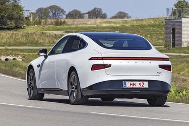 P7 er en firedørs sedan med et udvendigt bagagerum med en ret lille bagklap. Linjerne er meget aerodynamiske og giver bilen et futuristisk ydre. Desværre må P7 ikke monteres med trækkrog, men dog en krog til en cykelholder.