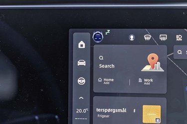 Man kan nemt planlægge en længere rute i bilens navigationsanlæg, der kommer med forslag til ladestop undervejs. Alle menuer er nu på dansk.
