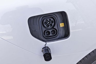 Ladestikket er placeret ved højre baghjul, og selve dækslet åbnes elektrisk, men man skal selv fjerne gummiproppen for DC-ladning. Hjemme lader bilen med 11 kW, og på farten kan man lade med op til 175 kW.