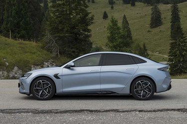 Med en længde på 4,8 meter og en akselafstand på 292 cm hører BYD til blandt de større biler i den store mellemklasse.