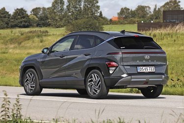 Designet på Kona er meget modigt om end ikke så helstøbt og ikonisk som den elektriske Ioniq 5. Bilen er blevet 15 cm længere end første generation, og det gør den markant mere rummelig. 