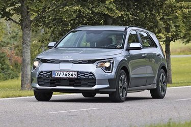 Kia Niro findes både som benzinbil i en hybridudgave, som plugin hybrid og som denne elbil. Sidstnævnte kendes bl.a. på ladeporten midt i fronten.