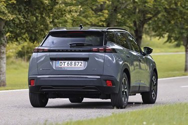 Peugeot E-2008 er en mini-SUV med et flot design. I GT-udgaven er tofarvet lakering med bl.a. sort tagfarve standard.
