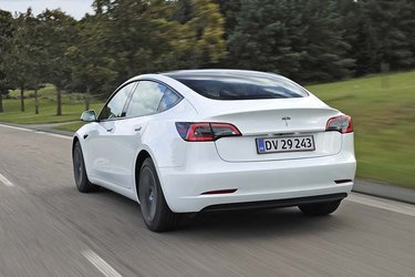 I modsætning til de fleste populære elbiler, der er høje SUV'er, er Tesla Model 3 en sedan. Det giver lidt dårligere adgang til det separate, aflukkede bagagerum og en lav siddestilling.