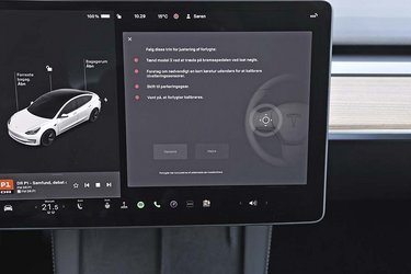 Der er indlagt fine forklaringer på, hvordan man f.eks. justerer rat og spejle, men alt foregår også her på en anden måde end i andre biler.