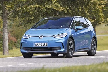 VW ID.3 er netop kommet i en faceliftet udgave med en ny front og nye baglygter. En ny kølerhjelm er også en del af de synlige ændringer.