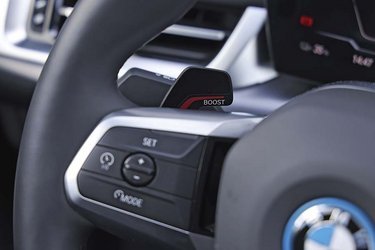 Fartpiloten betjenes let med overskuelige knapper på rattet. Bagerst ses en knap, der giver ekstra acceleration.