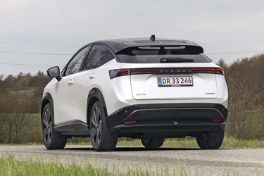 Der er tale om en ret stor SUV med en lidt skråendende bagende. Den store spoiler hjælper på vindmodstanden, og under bagruden løber baglygterne i et sammenhængende lysbånd.