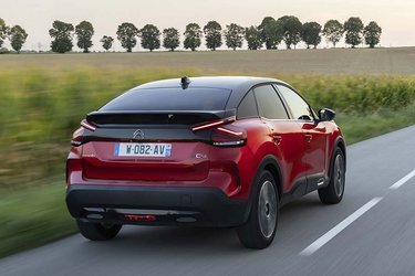 Den skrånende bagende på Ë-C4 giver bilen et dynamisk udseende, men heldigvis er bagsædepladsen rimelig. Bagklappen åbner over bagruden som på en hatchback.
