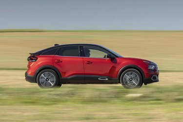 Med plastpaneler rundt om hjulene og langs panelet under dørene udstråler Ë-C4 lidt af det, vi normalt forbinder med en SUV. Men bilen er størrelsesmæssigt mere som en traditionel hatchback.