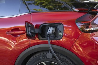 Ladestikket er placeret ved venstre baghjul, og hjemme kan bilen lades med 11 kW via tre faser, og på farten kan bilen lades med op til 100 kW.