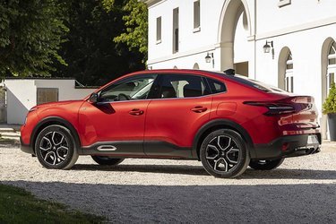 Citroën Ë-C4X er en sedan-udgave af C4. Den deler fuldstændig teknik med Ë-C4, ligesom de er helt ens fra forenden til og med bagdørene.