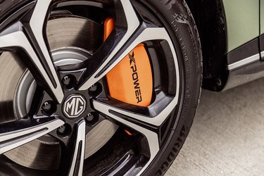 Xpower har opgraderede bremser fra Continental. De har fortsat kun et stempel, men de ventilerede bremseskiver er vokset til 345 mm foran og 340 mm bagved op fra 300 mm på standard-modellerne. 