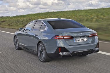 Den klassiske firedørs sedan, som BMW i5 i første omgang dukker op som, har to store vandrette LED-lygter med det store og kendte BMW-logo i midten. Senere dukker også en stationcar op.